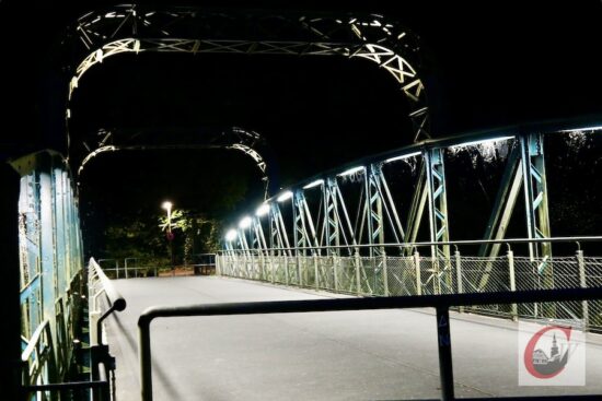 Unter anderem durch Unterstützung der Bezirksvertretung (BV) Cronenberg nun mit LED-Leuchtmitteln ausgestattet: die Kohlfurther Brücke. | Foto: Marion Heidenreich