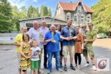 Co-Sponsorin Lea Rücker vom Waldrestaurant „Haus Zillertal“ (hi. mi.) mit den kleineren und großen SiegerInnen beim CW-Sonnenblumen-Wettbewerb 2023. | Foto: Oliver Grundhoff