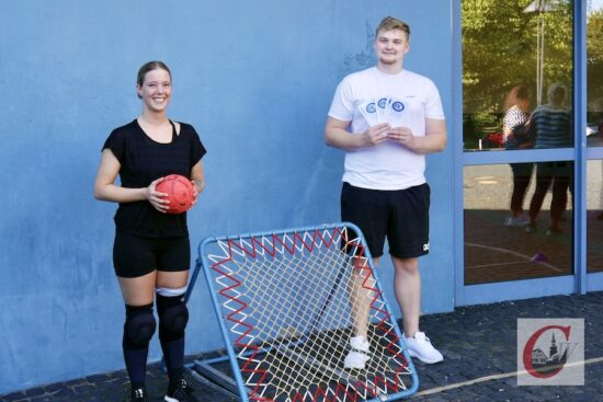 Im Rahmen von „Wuppertal 24h live“ stellten Isa und Erik von der Cronenberger TG (CTG) „ganz irdisch“ die außergewöhnliche Sportart „Tchoukball“ am Sportzentrum Küllenhahn vor. | Foto: Marion Heidenreich