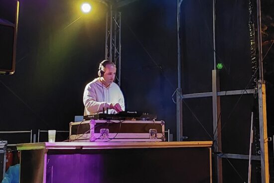 DJ Kribz, alias Birk Leermann, legte zum Hoffest-Finale auf und garantierte dafür, dass die Regenwolken weggetanzt wurden…! | Foto: Tobias Rittinghaus