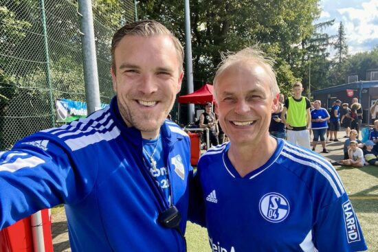Ist nach dem Aufgalopp von Olaf Thon (re.) und der Schalke-Traditionsmannschaft bereits am nächsten Kult-Team dran: SSV-Geschäftsführer Marc Brinker möchte nun die Traditionself des Ruhrpott-Rivalen Borussia Dortmund an die Sudberger Riedelstraße lotsen. | Foto: privat