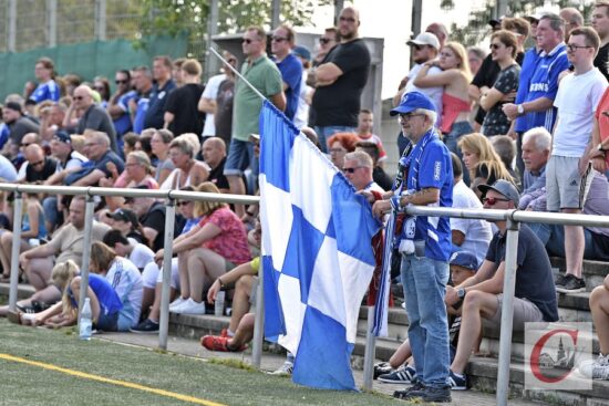 „Volle Arena“ war beim Aufgalopp der Traditionsmannschaft des FC Schalke 04 an der Riedelstraße in Sudberg. | Foto: Odette Karbach