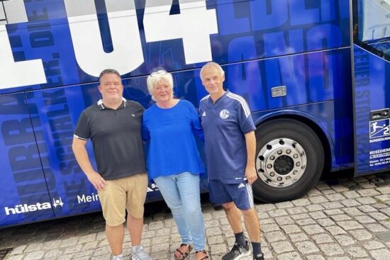 Trafen bei Schalke-Legende Olaf Thon (re.) voll ins „Eckige“: Brigitte Markmann und Peter Rosky von der Bahnhofsgaststätte Cronenberg. | Foto: privat