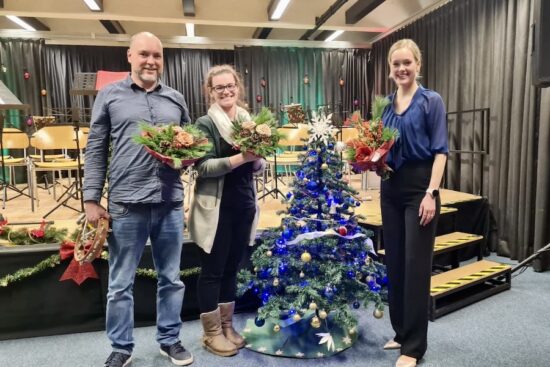 Wurden von ERltern und Schülern mit Blumen bedacht: FBR-„Bandleaderin“ Veronika Simon (re.) sowie die Musik-PädagogInnen Saskia Worf und Christian Bernhard. | Foto: FBR