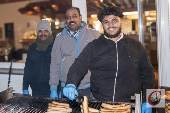 Die Inhaber-Familie Palan des TCK-Restaurants „Satzball“ tischte beim 17. Küllenhahner Advent von Kult-Adventswürstchen bis hin zum vegangen Curry Leckereien für jeden geschmack auf. | Foto: Marion Heidenreich
