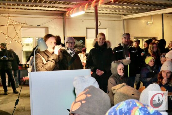 Bezirksbürgermeisterin Miriam Scherff und Wuppertal-Bürgermeisterin Dagmar Liste-Frinker gratulierten Annika Benner und ihren SchülerInnen. | Foto: Marion Heidenreich