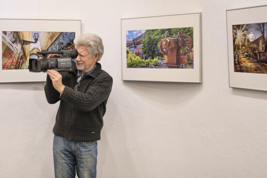Filmte auch während der Vernissage zu seiner Ausstellung in der „Galerie im Turm“: Anatoli Moskalets „anders“ in Aktion… | Foto: Karl-Heinz Kamiz