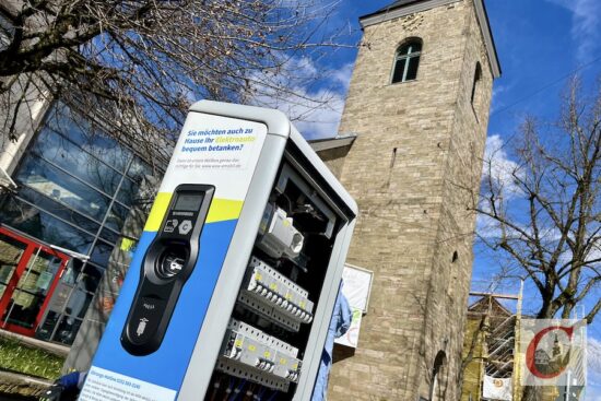 Nummer drei in der Cronenberger Ortsmitte: die neue E-Ladestation der Wuppertaler Stadtwerke vor dem Zentrum Emmaus an der Hauptstraße. | Foto: Meinhard Koke