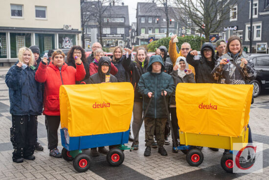 Die Lebenshilfe-Osterbotschafter während ihrer Bollerwagen-Tour durch die Ortsmitte auf dem Rathausplatz. | Fotos: Marcus Müller