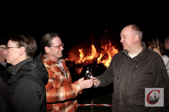Die Besucher des „Sudbürger“-Osterfeuers genossen um die Flammen herum die gesellige Zeit, um beim gemeinsamen Plausch auch mit einem Bierchen auf das gelungene Sudberg-Event anzustoßen. | Foto: Matthias Müller