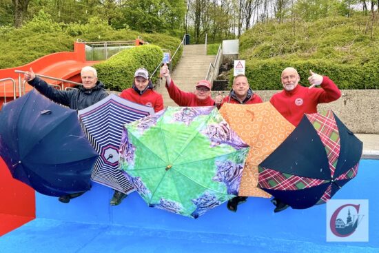 Gyözö Schilling (li.), Badobmann des Schwimmvereins Neuenhof, und sein Team freuen sich auf die Sommersaison 2024 – und dass dabei endlich Sonnenschirm statt Regenschirm angesagt ist…! | Foto: Meinhard Koke