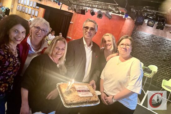 Kassenprüferin Reinhild Klöckner (2.v.l.) überraschte Dirk Emde für den Vorstand mit einem „Dankes-Butterkuchen“ – dem angeblich leckersten der Theaterwelt… | Foto: Meinhard Koke