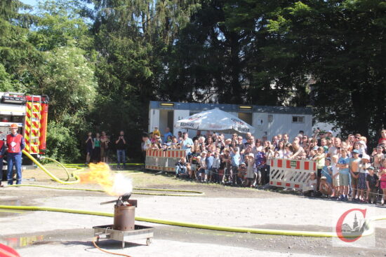 Spektakuläre Show-Übungen – auch das bot das Fest der Feuerwehr Cronenberg. | Foto: Matthias Müller