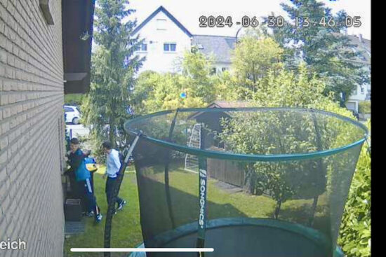 Das junge Täter-Duo von einer anderen Überwachungskamera des Berghauser Hauses gefilmt. | Foto: privat