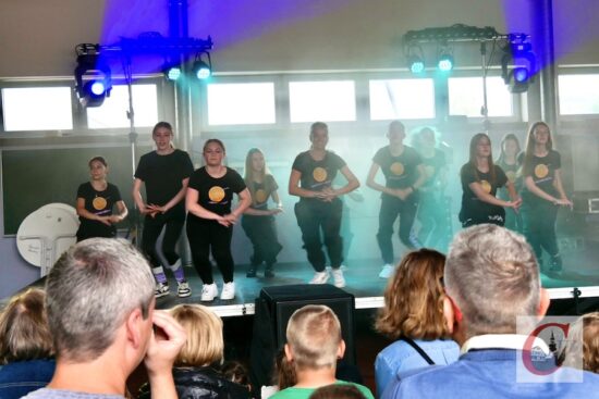 Die Dörper ADTV-Tanzschule „Haus der Tänze“ legte beim FFH-Fest wieder einen schwungvollen Auftritt in der Fahrzeughalle hin…! | Foto: Marion Heidenreich