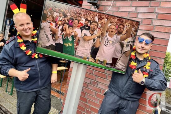 Mit einer Großbild-Leinwand und zahlreichen Bildschirmen avancierte das Hahnerberger Feuerwehrfest zum größten und komfortabelsten EM-„Rudelgucken“ im CW-Land…! | Foto: Meinhard Koke