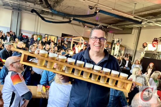Auch wenn das Bild täuschen mag: Das Hahnerberger Feuerwehrfest zeigte sich alles andere als „von der Stange“…! | Foto: Meinhard Koke