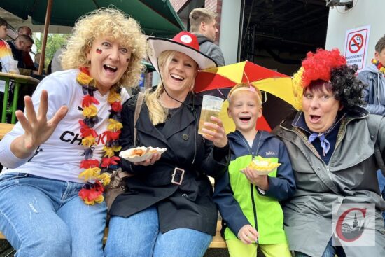 Zum Auftakt am Freitagabend war beim Hahnerberger Feuerwehrfest „Rudelgucken“ des deutschen EM-Viertelfinales angesagt. | Foto: Meinhard Koke
