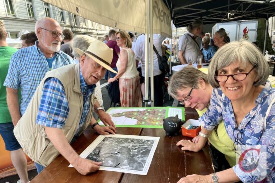 Gudrun Balewski und Annette Landsiedel erläuterten den Interessierten die Cronenberg-Ausschnitte der Luftaufnahmen, welche 1928 aus einem Zeppelin aufgenommen worden waren. | Foto: Meinhard Koke