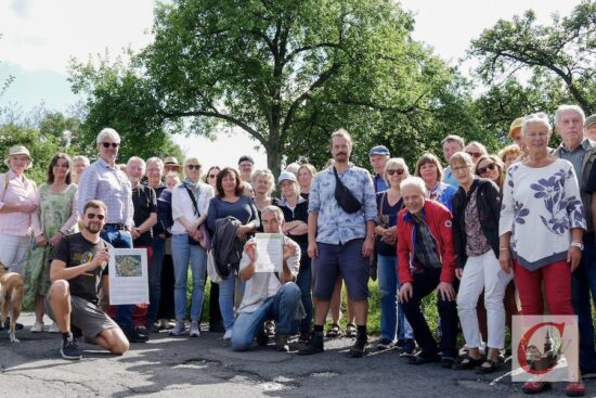 Biologe Jannik Jahnke (vo. mi.) führte im Rahmen des Aktionsfests der Initiative „Pro-Natur-Hipkendahl“ durch die Natur der Hahnerberger Hofschaft am Rande des FFH-Nauturschutzgebietes Gelpe-Saalbachtal. | Foto: Marion Heidenreich