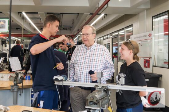 Auch Ralf Putsch, Chef des Cronenerger Zangen-Spezialisten KNIPEX (mi.), war am Aktionstag 2024 von „Wuppertal 24h live“ an der Oberkamper Straße persönlich im Einsatz. | Foto: Marion Heidenreich
