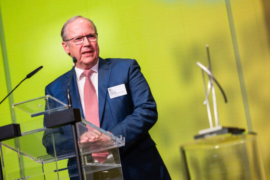 KNIPEX-Chef Ralf Putsch bei seiner Dankesrede zur Verleihung des Preises „Wuppertaler Unternehmen des Jahres“ 2024 in der Glashalle der Stadtsparkasse Wuppertal. | Foto: Malte Reiter Fotografie