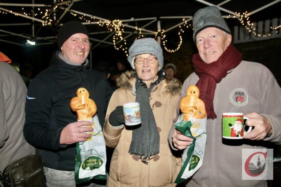 Nach dem Martinszug des CHBV konnten sich die TeilnehmerInnen am Ehrenmal wieder stärken – die HelferInnen den Bürgervereins, von FFC und Werkzeugkisten-Verein hielten Weckmänner, Grillwurst sowie Glühwein und Punsch zum Abschluss bereit. | Foto: Matthias Müller