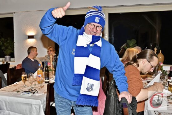 Vorstand Dirk Hofmann mit den wärmenden Dankes-Gaben des SSV Germania 1900 – natürlich in Blau-Weiß…! | Foto: Odette Karbach