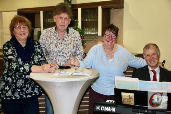 Marita Dittmar (li.) und Wolfgang Wallat vom Verein Dörper Bus e.V. an dem Adventsnachmittag im Evangelischen Altenzentrum Cronenberg. Auch hier las Ursula Abé Geschichten vor, während Bürgerbus-Fahrer Martin Ribbe (re.) am Keyboard musikalische Intermezzi bescherte. | Foto: | Foto: Matthias Müller