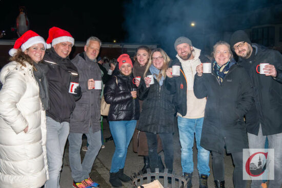 Beste Stimmung: Mit Glühwein löschte die Feuerwehr Cronenberg den Durst ihrer vorweihnachtlich gestimmten Gäste. | Foto: Marion Heidenreich