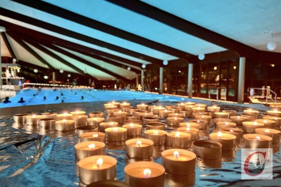Tausende brennende Teelichter tauchten das Gartenhallenbad Cronenberg beim Lichterschwimmen wieder in stimmungsvoll-vorweihnachtliches Licht. | Foto: Meinhard Koke