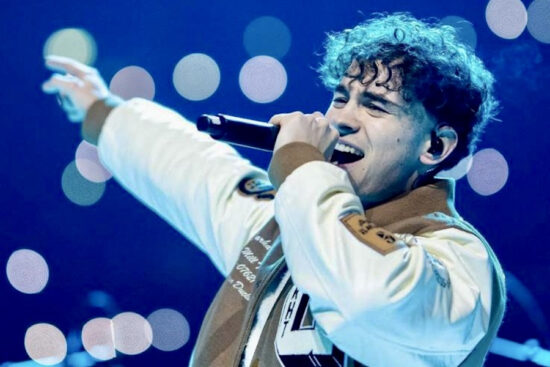 Vor rund 50.000 Zuschauern in der „Arena auf Schalke“ bestritt der Cronenberger Singer/Songwriter Daniele Puccia den Showact bei der „World Team Challenge 2024“. | Foto: privat