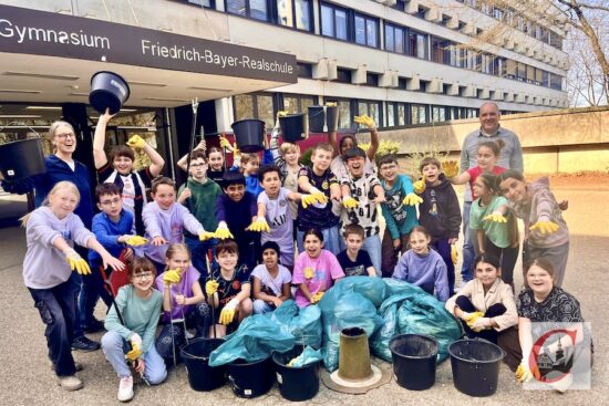 Machten bereits rund ums Schulzentrum Süd „picobello“: Die Klasse 5b der Friedrich-Bayer-Realschule schwärmte eine Musik-Stunde lang aus, um am Jung-Stilling-Weg „Frühjahrsputz“ zu machen – glatte Eins, setzen…! | Foto: Meinhard Koke