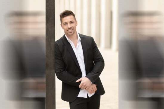 Entert nach dem TiC-Theater und vor der Party-Band „GOODFELLAS“ die Bühne vor dem Cronenberger Bahnhof: Pop-Schlager-Star Ramon Roselly ist am 30. August beim Jubiläumsfest „975 Jahre Cronenberg“ dabei. | Foto: Lars Laion