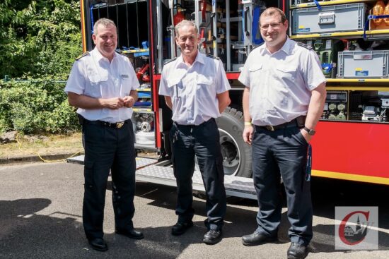 Albert Kißlinger, der Leiter der Freiwilligen Feuerwehr Hahnerberg (re.), konnte mit Andreas Steinhard (li.) auch den Leiter der Feuerwehr Wuppertal beim Feuerwehrfest an der Theishahner Straße begrüßen. | Foto: Marion Heidenreich