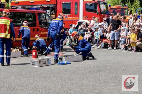 Mit spektakulären Übungen sorgten der Nachwuchs und die Aktiven der Feuerwehr Hahnerberg nicht nur für Unterhaltung, sie demonstrierten beim Hahnerberger Feuerwehrfest auch ihre Einsatzbereitschaft. | Foto: Marion Heidenreich