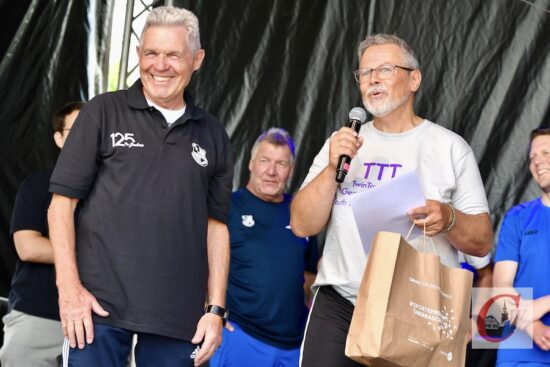 Friedhelm Bursian (li.), Trainer der Walking-Football-Mannschaft der Germanen und Co-Organisator des Jubiläumsfests, mit dem Teamchef der Mannschaft aus dem nordenglischen South Tyneside. | Foto: Odette Karbach