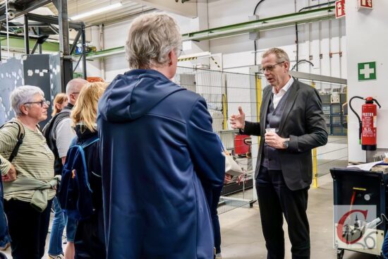 Berger-Chef Dr. Andreas Groß (re.) ließes sich nicht nehmen, im Rahmen von „Wuppertal 24h live“ 2025 persönlich Führungen durch die Produktion an der Kohlfurther Brücke zu begleiten. | Foto: Marion Heidenreich