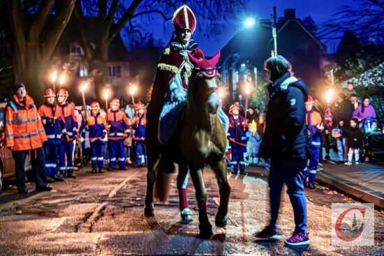 Auch in diesem Jahr war es wieder eine „Sankt Martina“, die hoch zu Ross den Cronenberger Martinszug anführte. | Foto: Marion Heidenreich