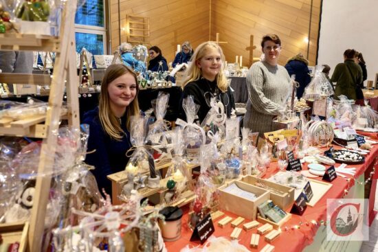 Nicht nur flüssige und feste Schmankerl, der Sudberger Adventszauber bot auch allerlei Schönes im Rahmen des Kunsthandwerkermarktes in der Nikodemuskirche. | Foto: Marion Heidenreich