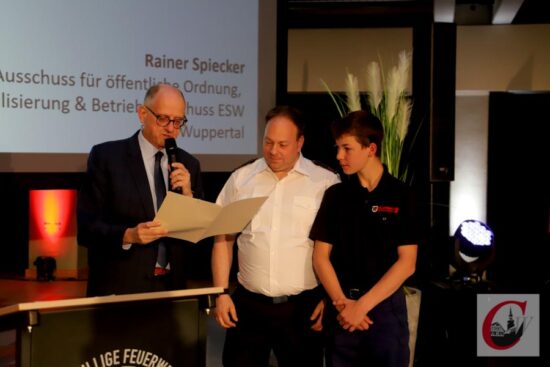 Wuppertals Bürgermeister und Feuerwehr-Aussschuss-Vorsitzender Rainer Spiecker überreicht die Ehrenurkunde des NRW-Ministeriums. Foto: Lutz Meyer-Pächtel