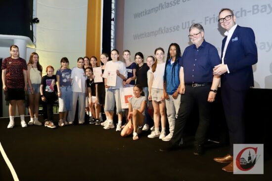Sparkassen-Vorstand Patrick Hahne (re.) und Wuppertals 1. Bürgermeister Heiner Fragemann (2.v.r.) bei der Ehrung erfolgreicher Schüler-Sportler der Friedrich-Bayer-Realschule. | Foto: Lutz Meyer-Pächtel