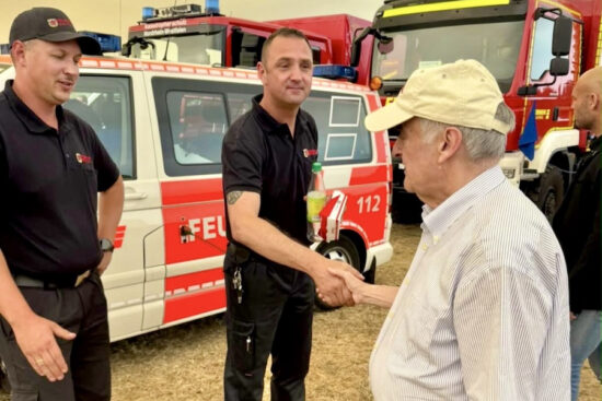 NRW-Innenminster Herbert Reul (re.) dankte den Feuerwehrkräften persönlich für ihren Einsatz in Hürtgenwald, hier im Bild Karsten Vitt und Pascal Müller (li.) von der Freiwilligen Feuerwehr Cronenberg. | Foto: FFC